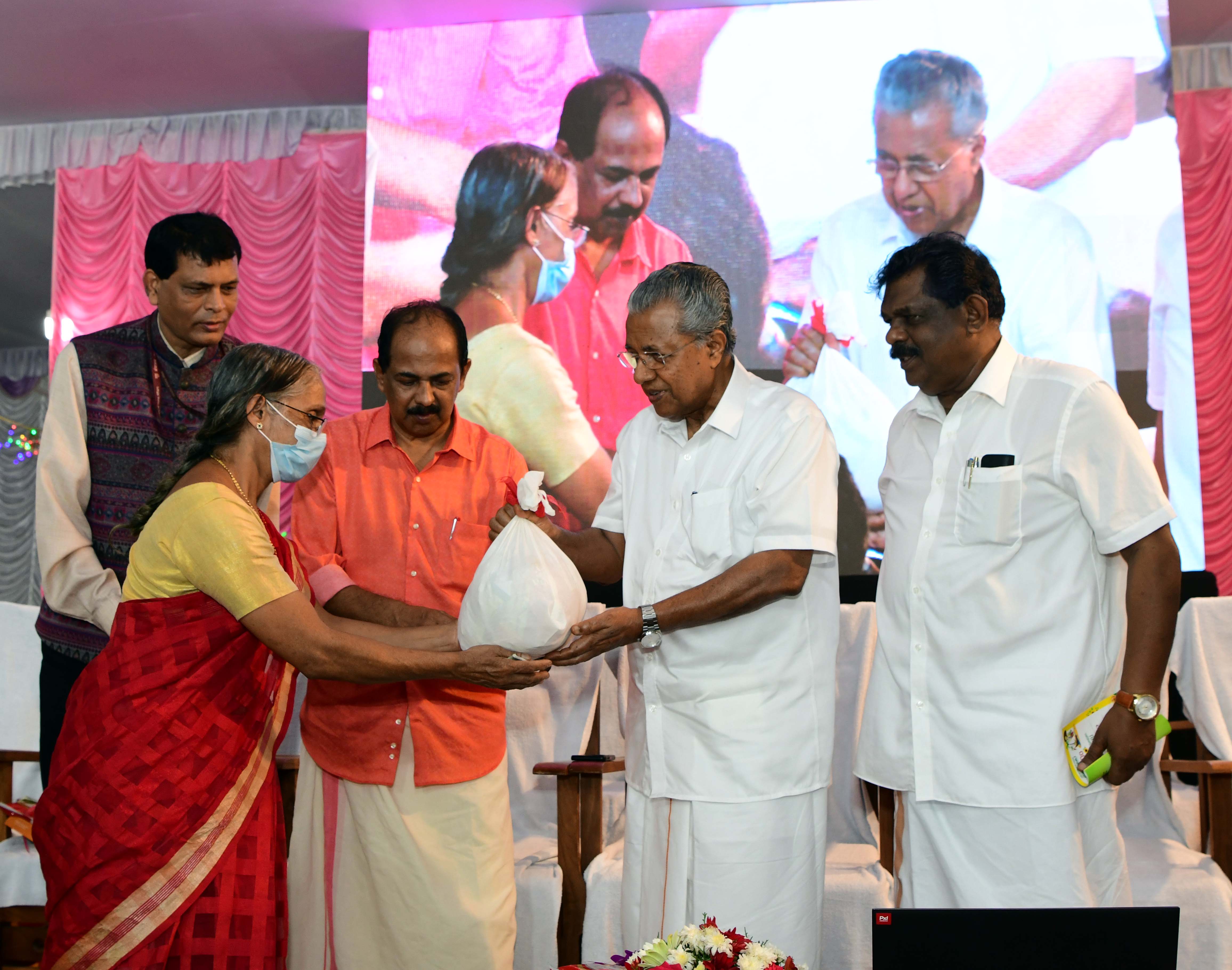 ഓണം സ്പെഷ്യൽ ഫെയറുകളുടെ സംസ്ഥാനതല ഉദ്‌ഘാടനം ബഹു .മുഖ്യമന്ത്രി നിർവഹിക്കുന്നു  