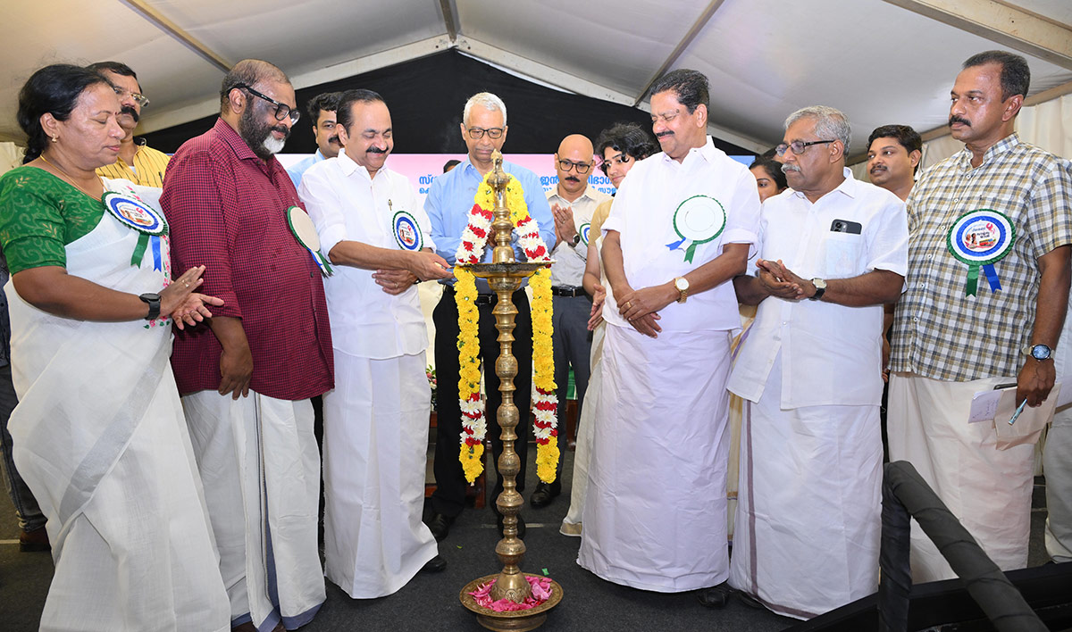 സ്ത്രീകൾക്ക് കെഎസ്ആർടിസി ബസുകളിൽ സൗജന്യ യാത്ര ഒരുക്കുന്ന പ്രിയദർശിനി പദ്ധതിയുടെ ഉദ്ഘാടനം മുഖ്യമന്ത്രി വി ഡി സതീശൻ നിർവഹിക്കുന്നു