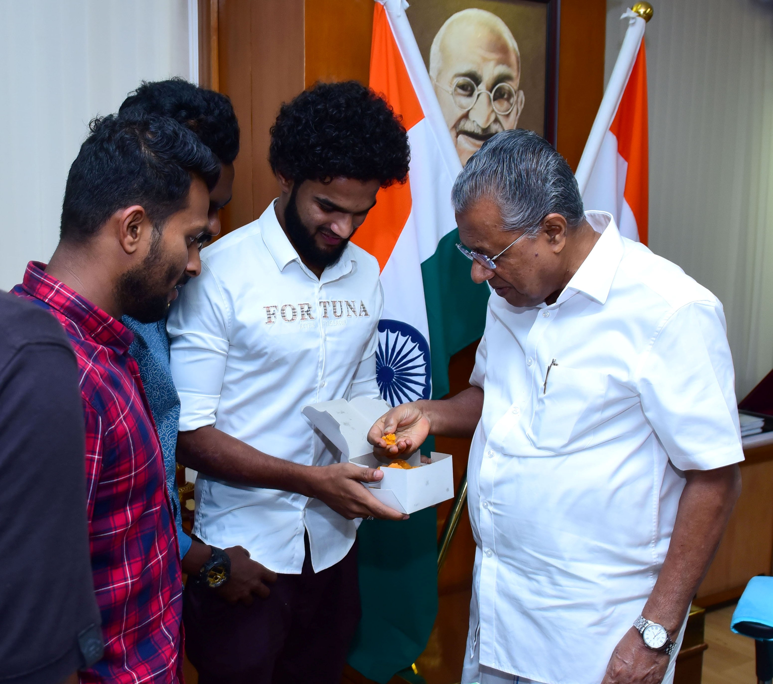 വിദ്യാഭ്യാസ വകുപ്പിൽ ജോലി ലഭിച്ച2018  സന്തോഷ് ട്രോഫി ജേതാക്കൾ ബഹു.മുഖ്യമന്ത്രിയെ സന്ദർശിക്കുന്നു.