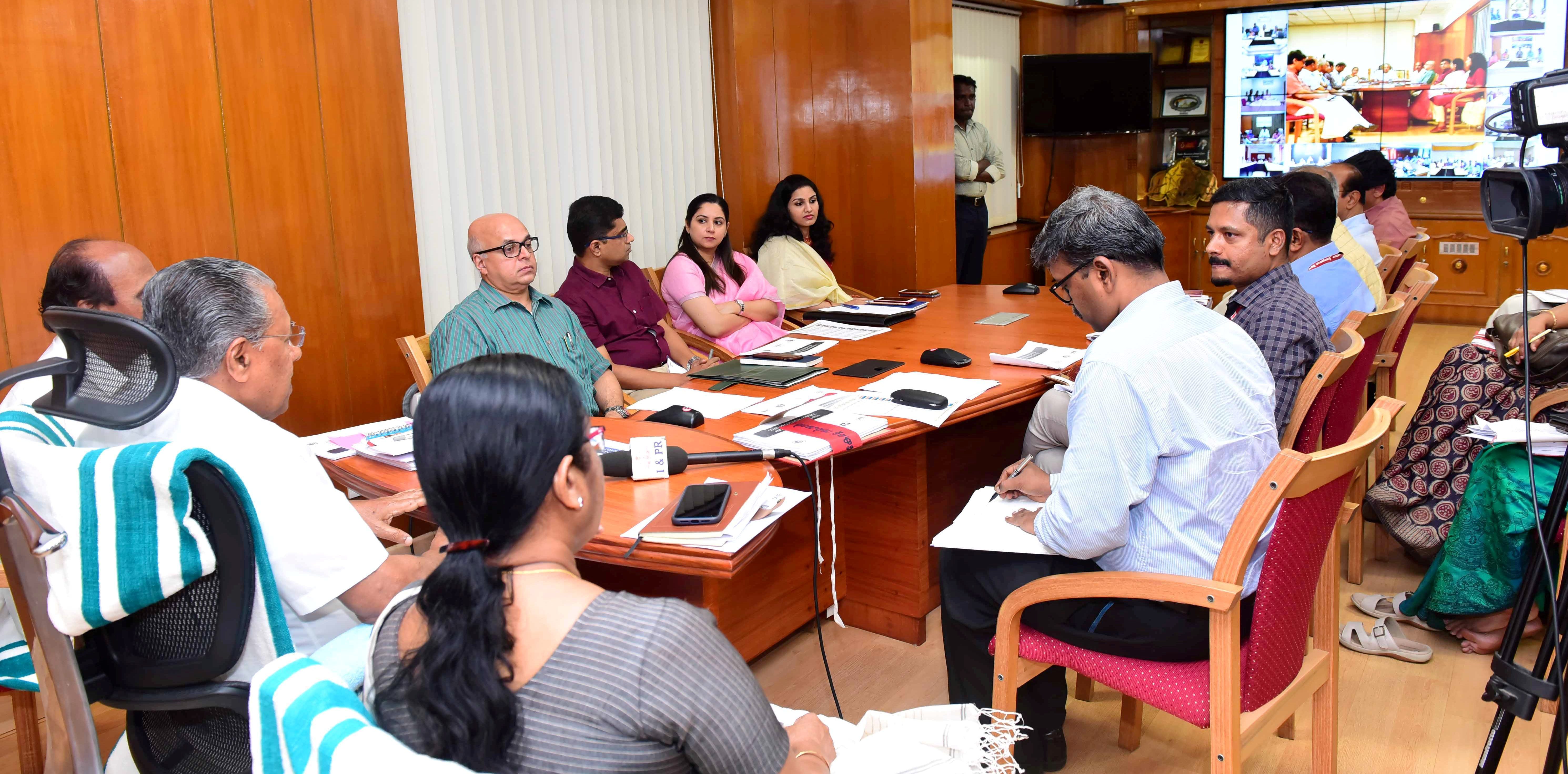 കൊറോണ പ്രതിരോധം സംബന്ധിച്ച് ജില്ലാ കളക്ടര്മാരുമായി മുഖ്യമന്ത്രി വീഡിയോ കോൺഫറൻസിലൂടെ ചർച്ച നടത്തുന്നു .