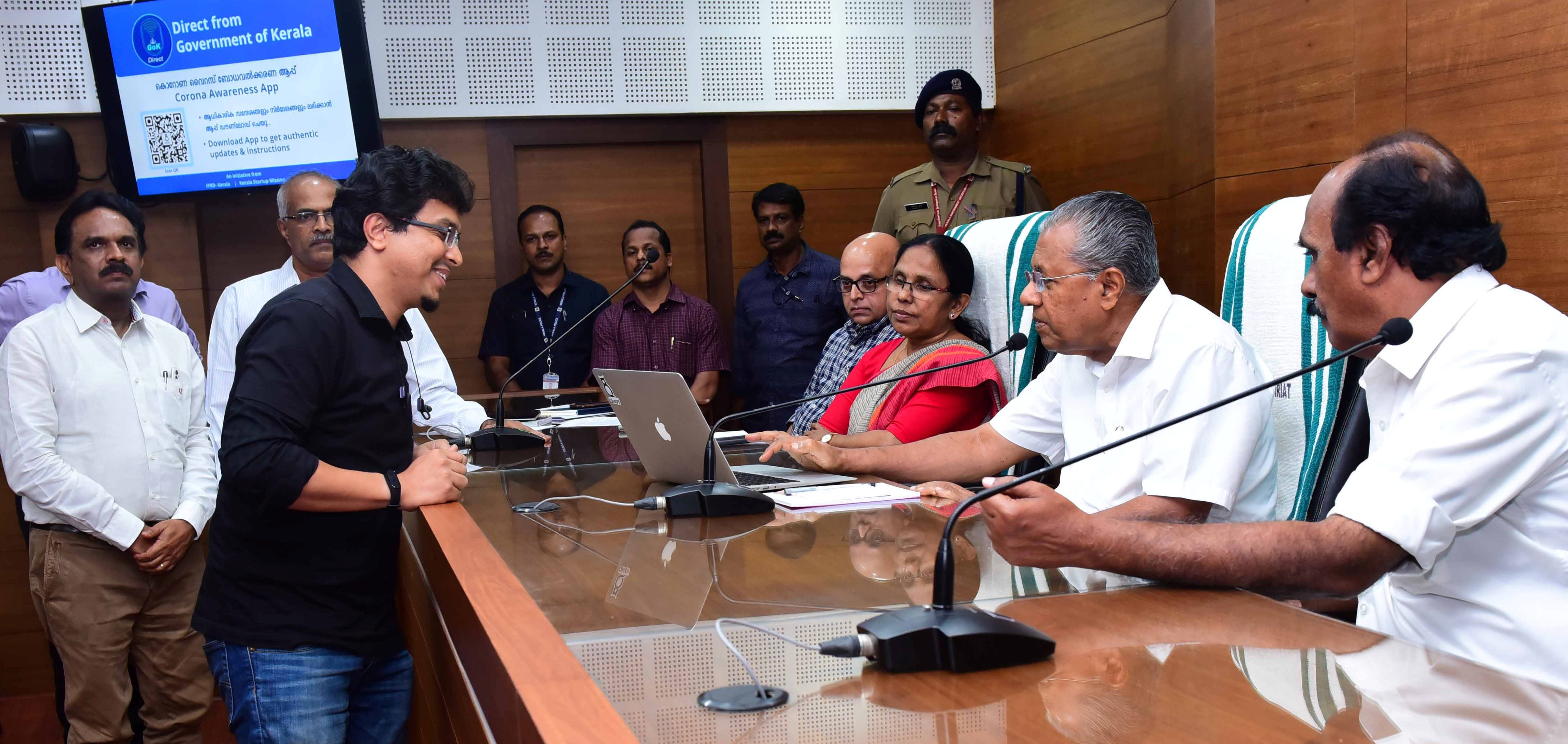 കോവിഡ്  പ്രതിരോധത്തിന്റെ ഭാഗമായി തയ്യാറാക്കിയ  മൊബൈൽ ആപ്പ് ബഹു  മുഖ്യമന്ത്രി ഉദ്‌ഘാടനം ചെയ്യുന്നു.