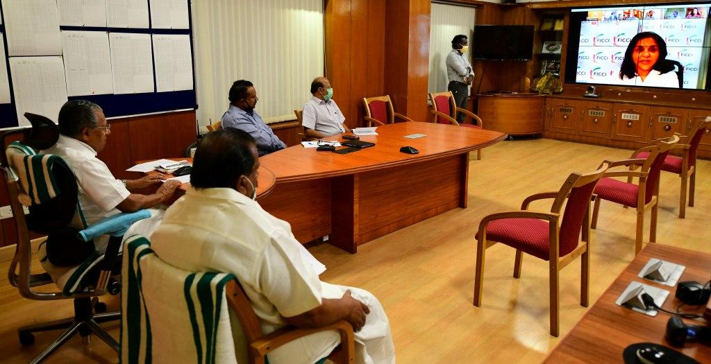 ഫെഡറേഷൻ ഓഫ് ഇന്ത്യൻ ചേംബേഴ്‌സ് ഓഫ് കോമേഴ്‌സ് ആൻഡ് ഇൻഡസ്ടറി  ഭാരവാഹികളുമായി ബഹു . മുഖ്യമന്ത്രി  വീഡിയോ കോണ്ഫറന്സിലൂടെ ചർച്ച നടത്തുന്നു 