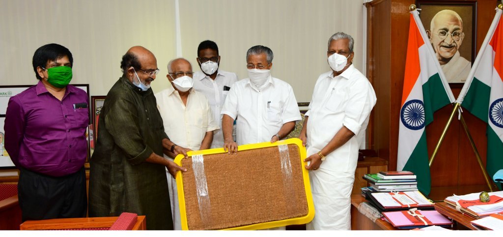 കയർ കോർപറേഷന്റെ സാനിമാത്സ് സാനിറ്റിസിങ്  കയർ മാറ്റിന്റെ വിപണനോദ്ഘാടനം ബഹു. മുഖ്യമന്ത്രി നിർവഹിക്കുന്നു