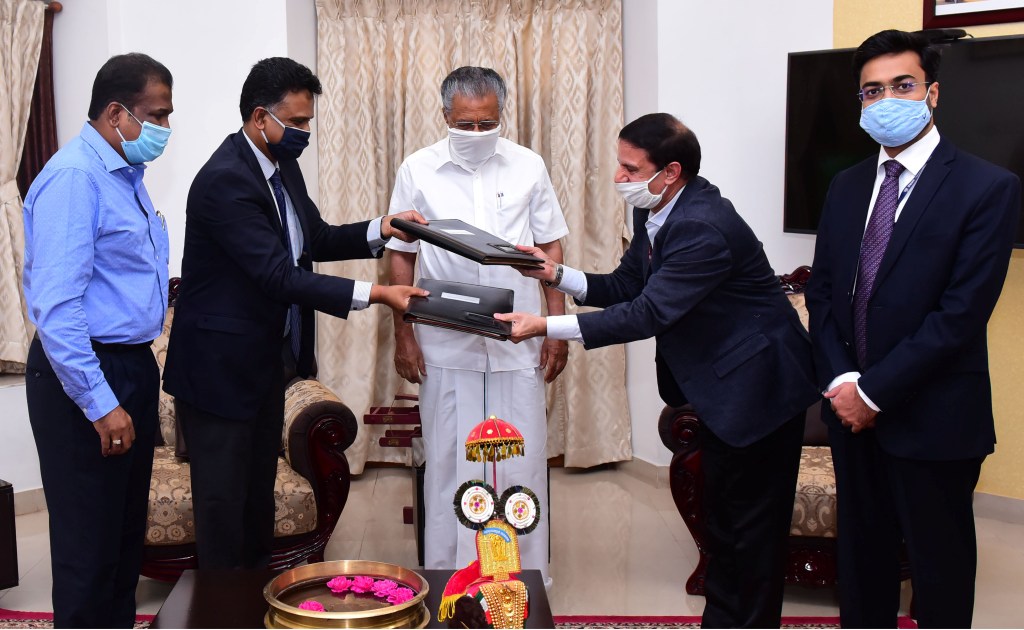 കൊച്ചി - ബെംഗളൂരു വ്യവസായ ഇടനാഴി സംബന്ധിച്ച കരാർ ബഹു. മുഖ്യമന്ത്രിയുടെ സാന്നിധ്യത്തിൽ ഒപ്പുവെക്കുന്നു 