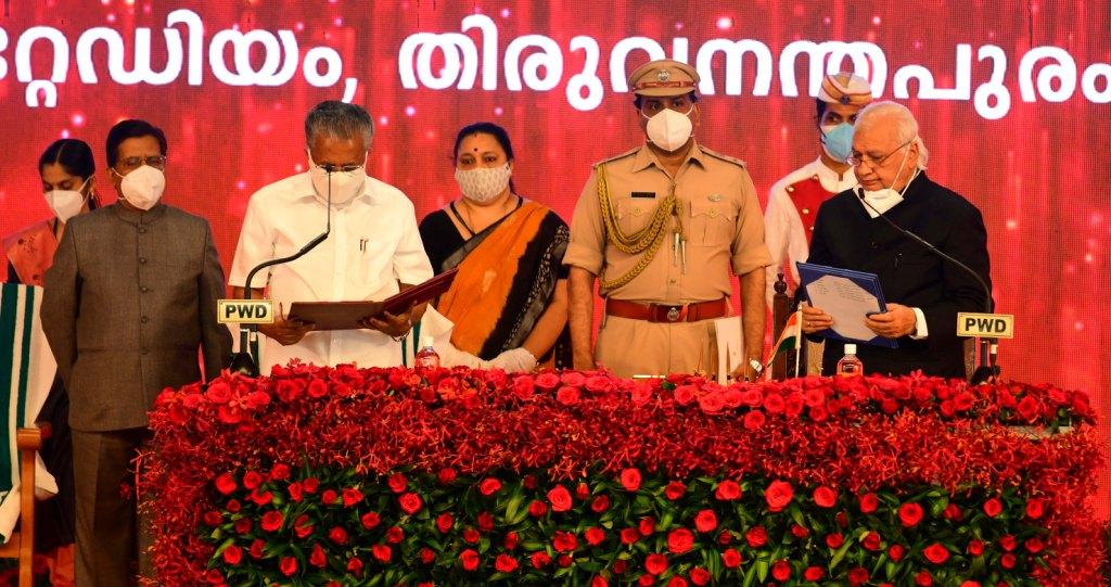 ബഹു. മുഖ്യമന്ത്രി സത്യപ്രതിജ്ഞ ചെയ്ത് അധികാരമേൽക്കുന്നു