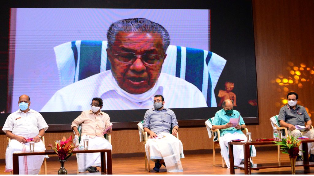 നിയമസഭയിൽ സംഘടിപ്പിച്ച ഉണരുന്ന കേരളം വളരുന്ന മലയാളം പരിപാടി ബഹു മുഖ്യമന്ത്രി ഉദ്ഘാടനം ചെയ്യുന്നു 