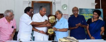 മുഖ്യമന്ത്രി എഴുത്തച്ഛൻ പുരസ്കാരംആനന്ദിന് സമർപ്പിക്കുന്നു.