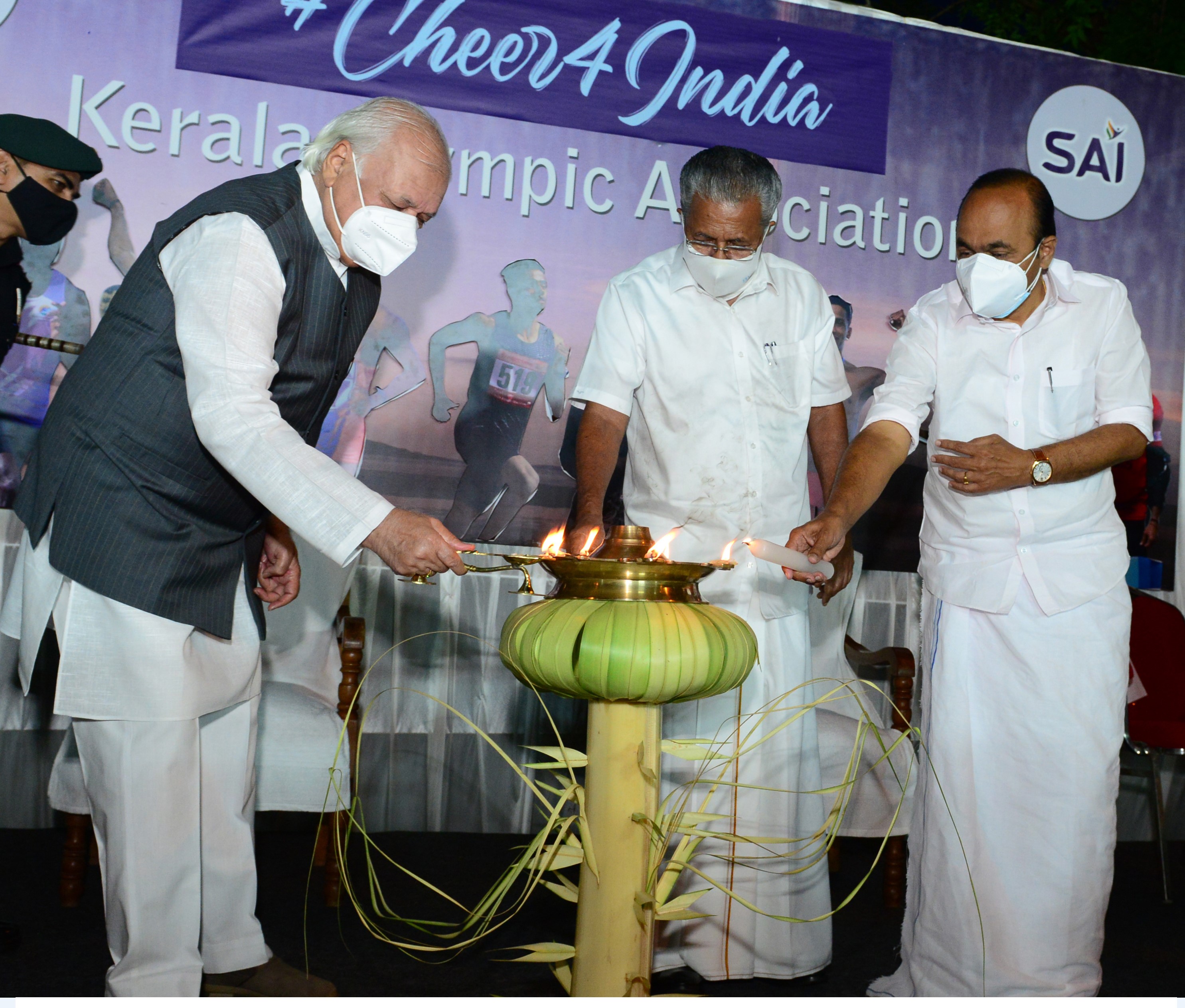 ഒളിംപിക്സിനോടനുബന്ധിച്ചു സംഘടിപ്പിച്ച ചീർ ഫോർ ഇന്ത്യ പരിപാടിയുടെ ഉദ്‌ഘാടനം  ബഹു.ഗവർണ്ണർ,മുഖ്യമന്ത്രി, പ്രതിപക്ഷ നേതാവ് എന്നിവർ ചേർന്ന് നിർവഹിക്കുന്നു 