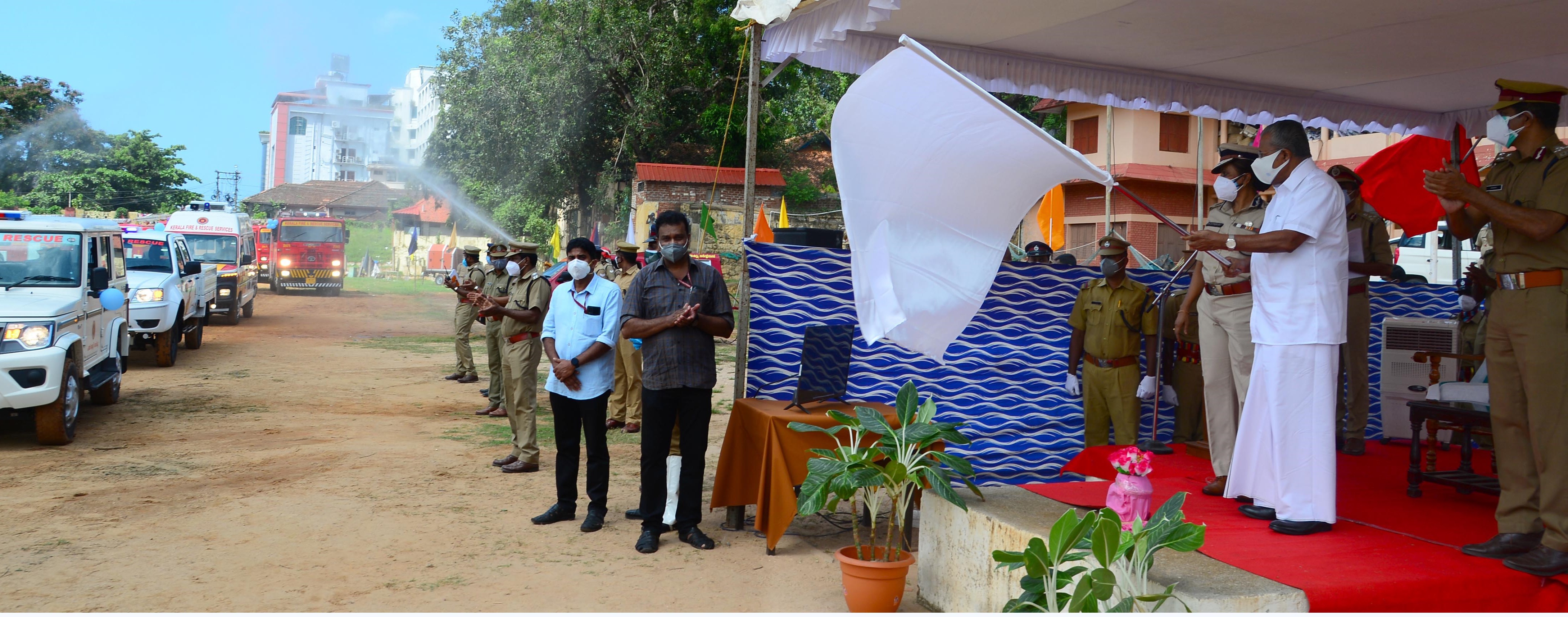 കേരള ഫയർ ആൻഡ് റെസ്ക്യൂ സർവീസസിൻറെ പുതിയ വാഹനങ്ങൾ ബഹു .മുഖ്യമന്ത്രി ഫ്ലാഗ് ഓഫ് ചെയ്യുന്നു 