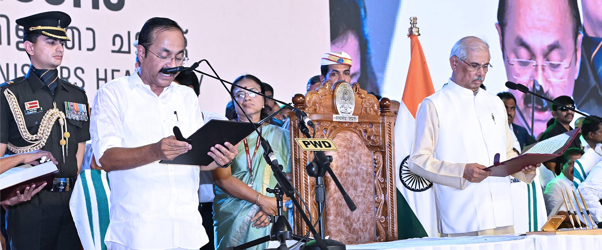 മുഖ്യമന്ത്രി വി. ഡി. സതീശൻ ഗവർണർ രാജേന്ദ്ര വിശ്വനാഥ് ആർലേക്കർ മുൻപാകെ സത്യപ്രതിജ്ഞ ചെയ്ത് അധികാരമേൽക്കുന്നു