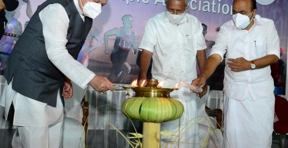 ഒളിംപിക്സിനോടനുബന്ധിച്ചു സംഘടിപ്പിച്ച ചീർ ഫോർ ഇന്ത്യ പരിപാടിയുടെ ഉദ്‌ഘാടനം  ബഹു.ഗവർണ്ണർ,മുഖ്യമന്ത്രി, പ്രതിപക്ഷ നേതാവ് എന്നിവർ ചേർന്ന് നിർവഹിക്കുന്നു 